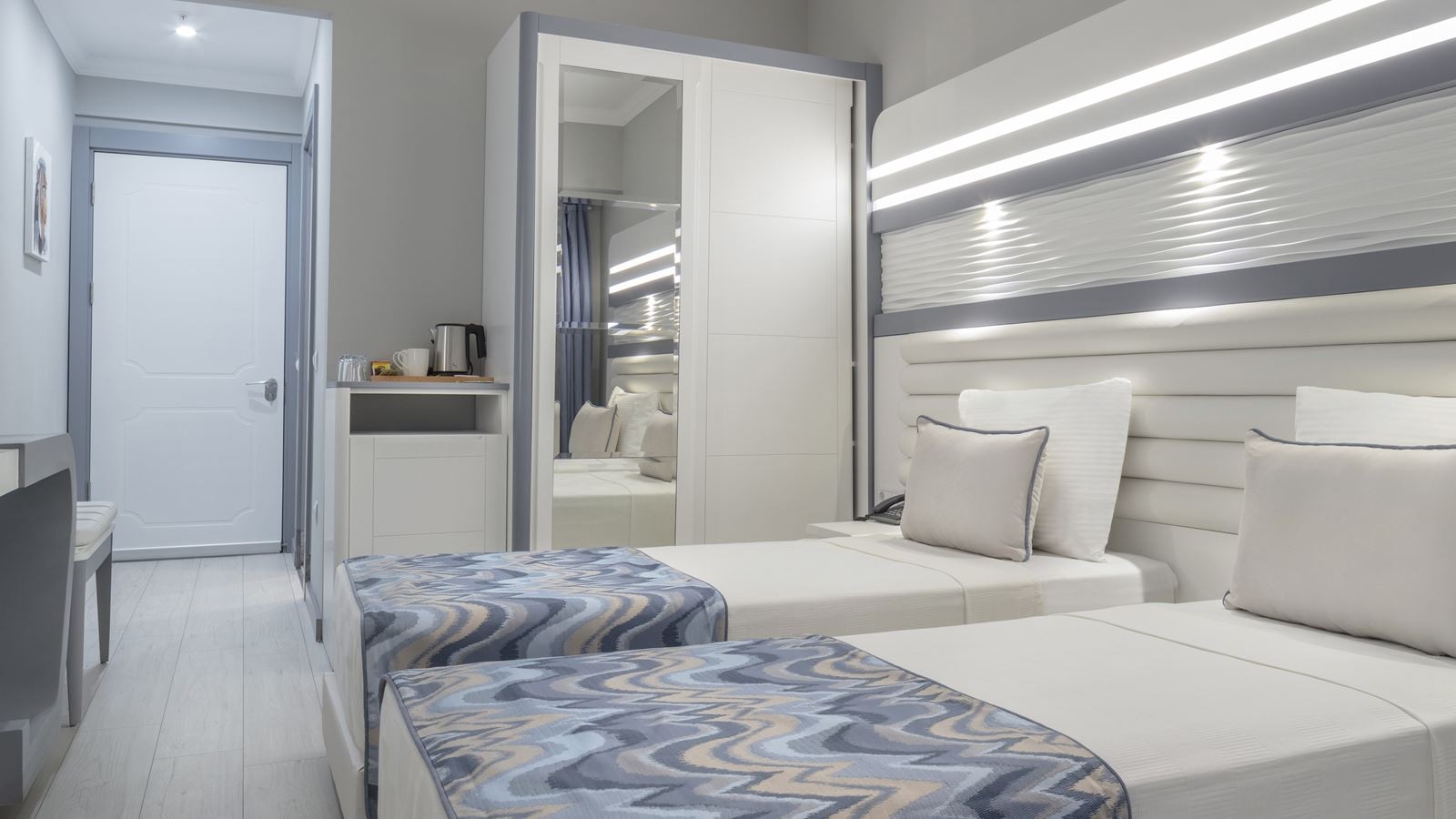 rooms-deluxe-standard-pool-view