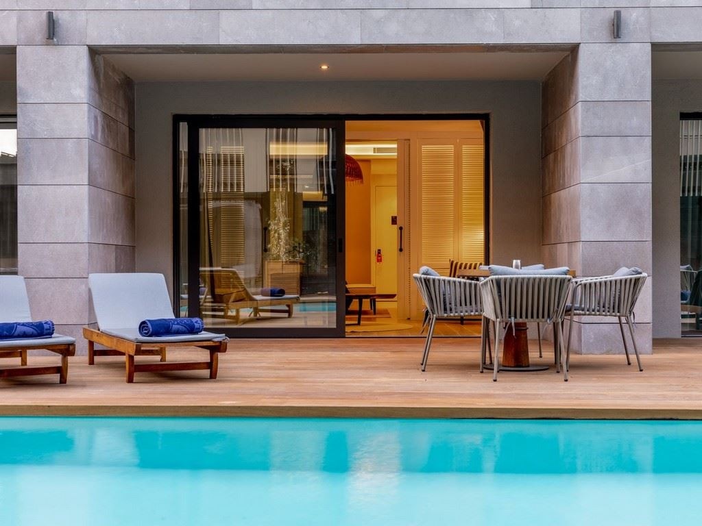 rooms-swim-up-superior-land-view