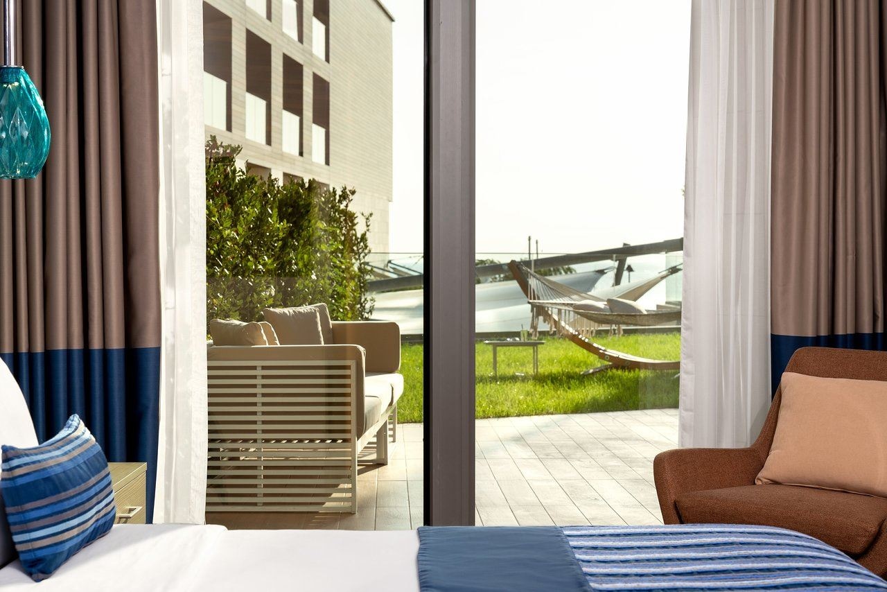 rooms-diplomat-suite-club-lounch