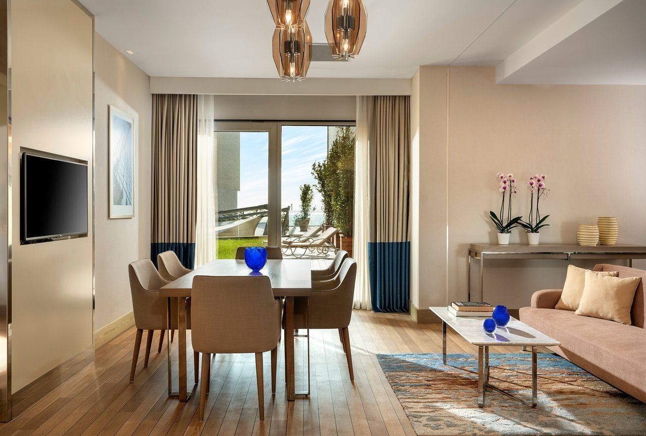 rooms-diplomat-suite-club-lounch