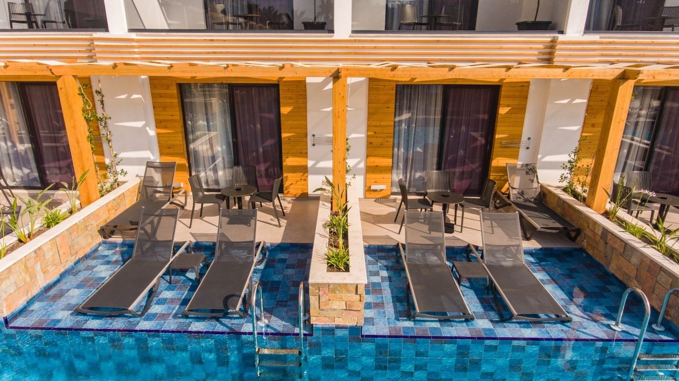 rooms-deluxe-swim-up-family-room-with-bunk-bed