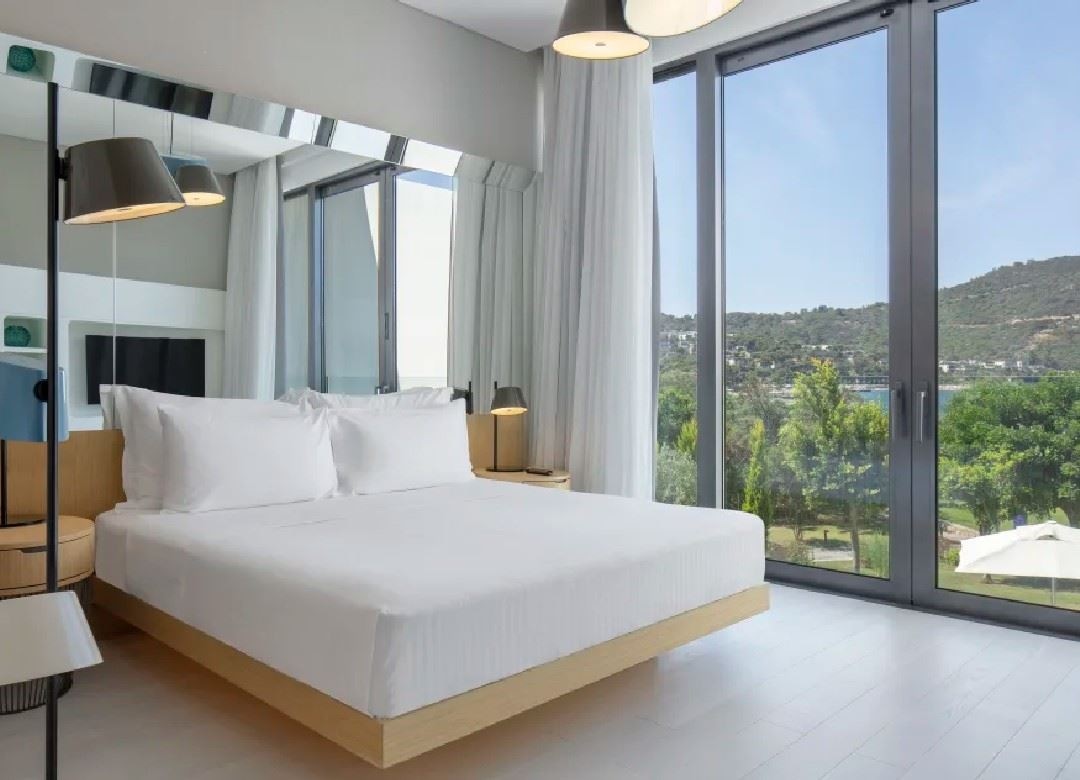 rooms-king-deluxe-room-with-partial-sea-view