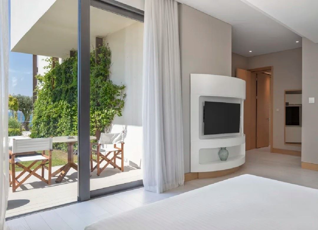 rooms-king-deluxe-room-with-terrace--partial-sea-view