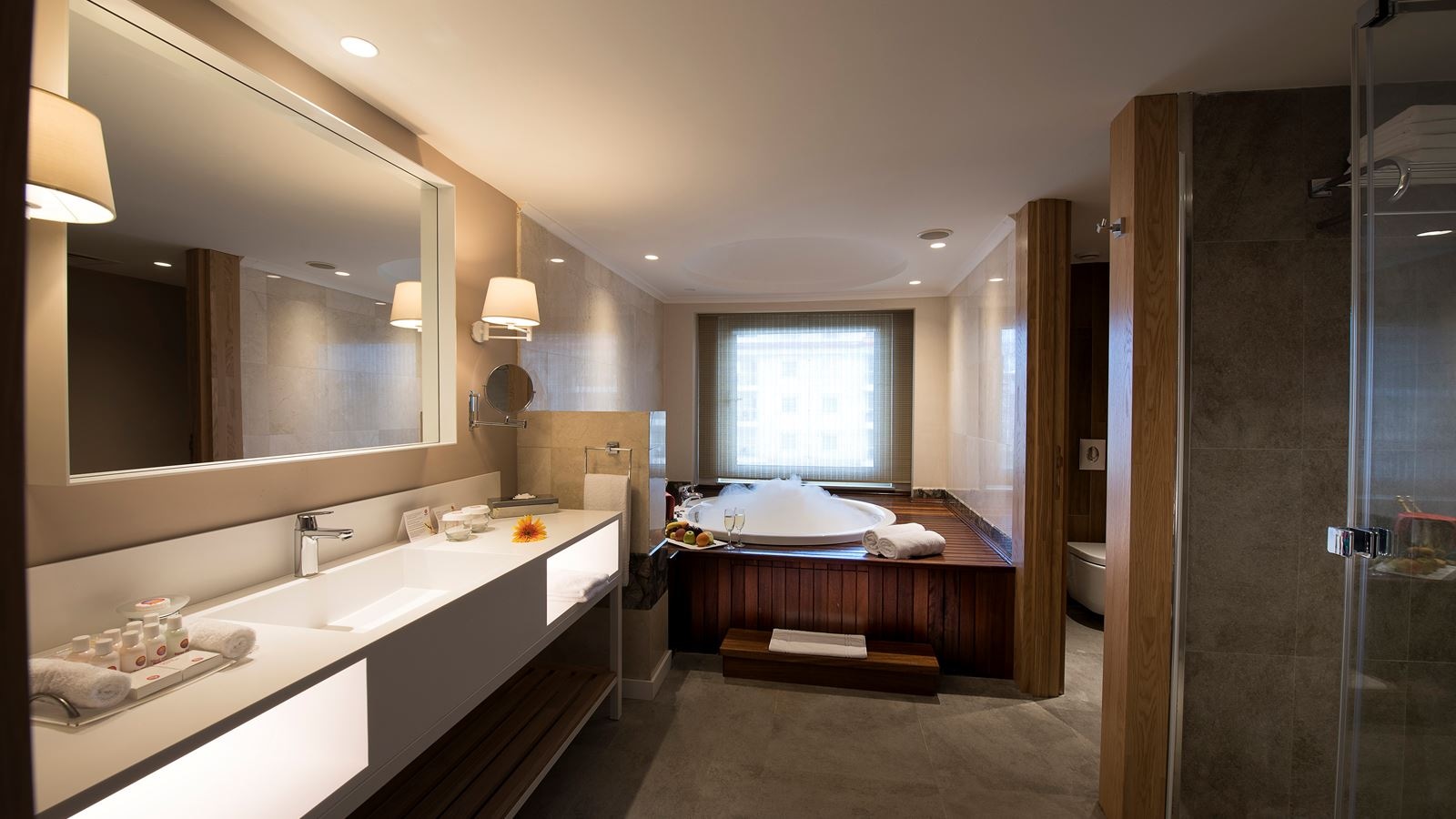 rooms-deluxe-suite-with-jacuzzi