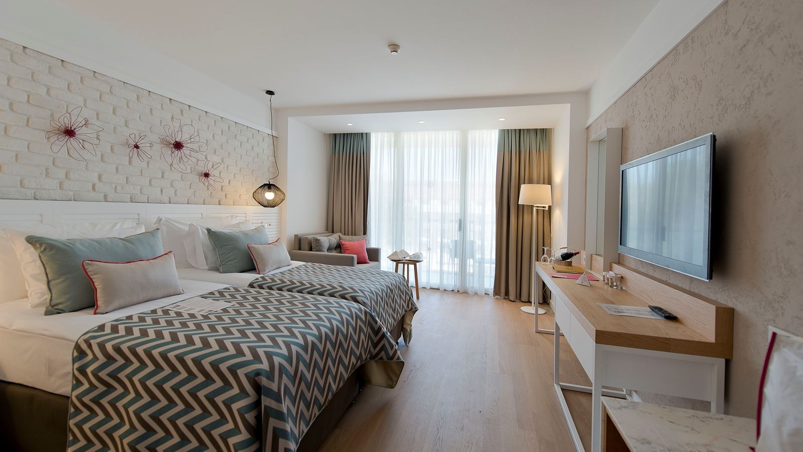 rooms-superior-dbl4-room-land-view