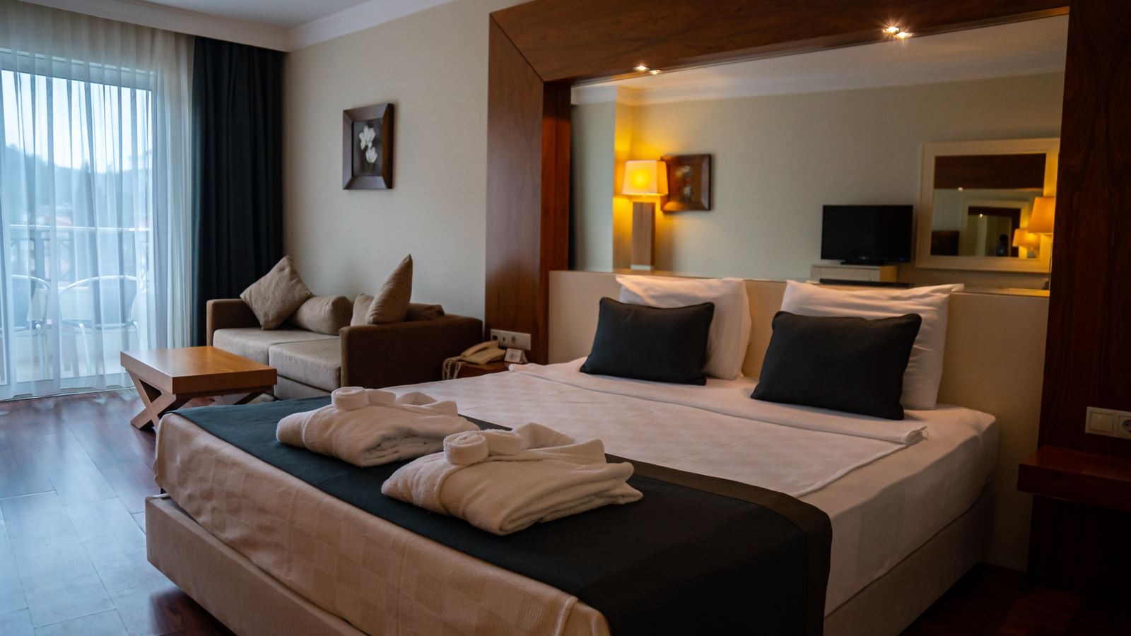 rooms-economy-room-french-balcony