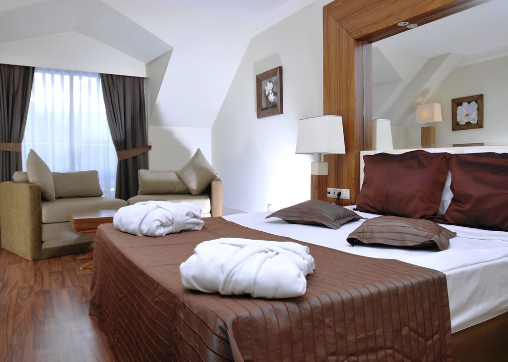 rooms-standard-pool-view-room