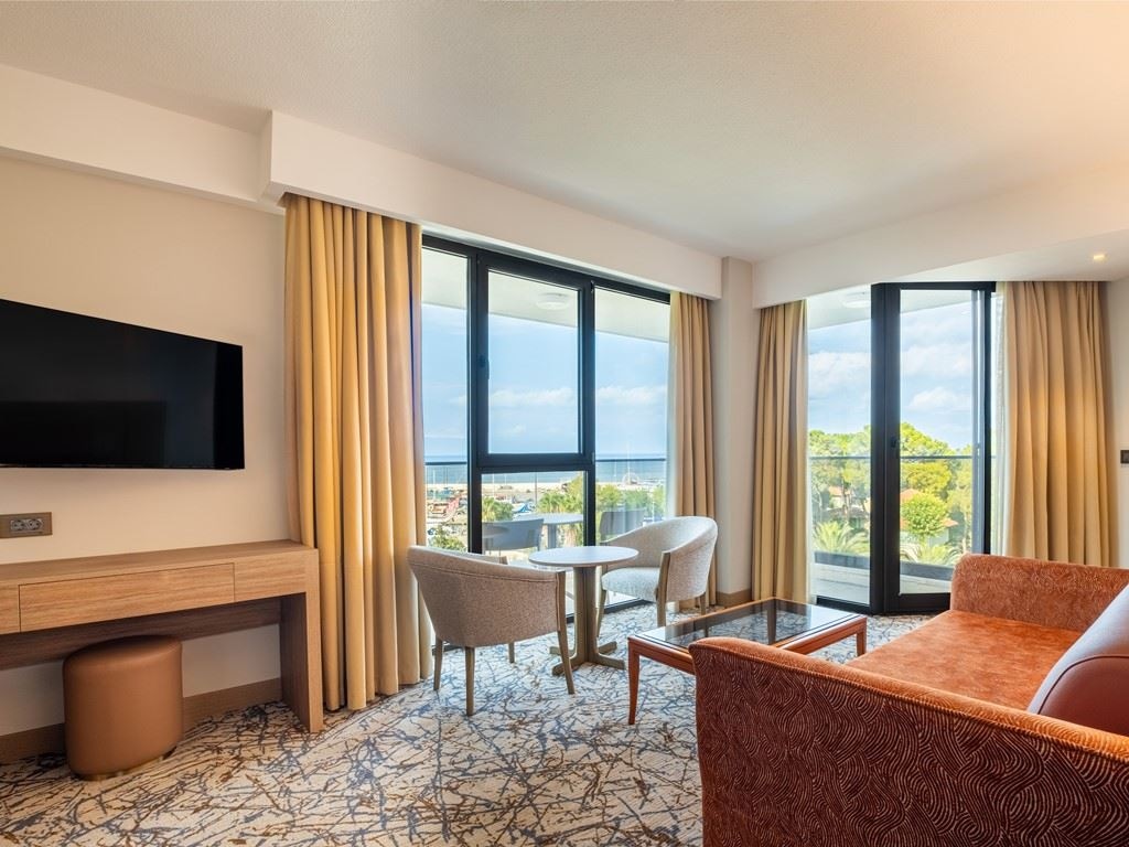 rooms-family-room-sea-view-2-bathrooms