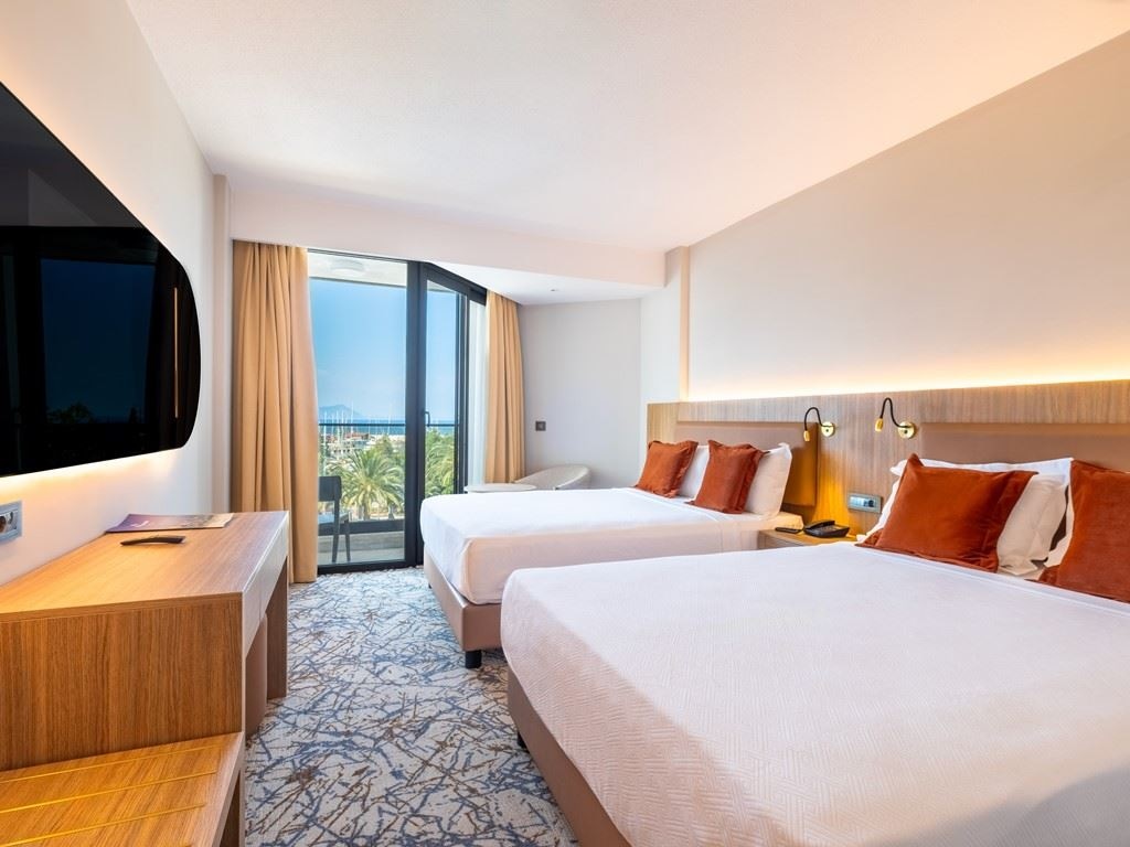 rooms-family-room-land-view-1-bathroom