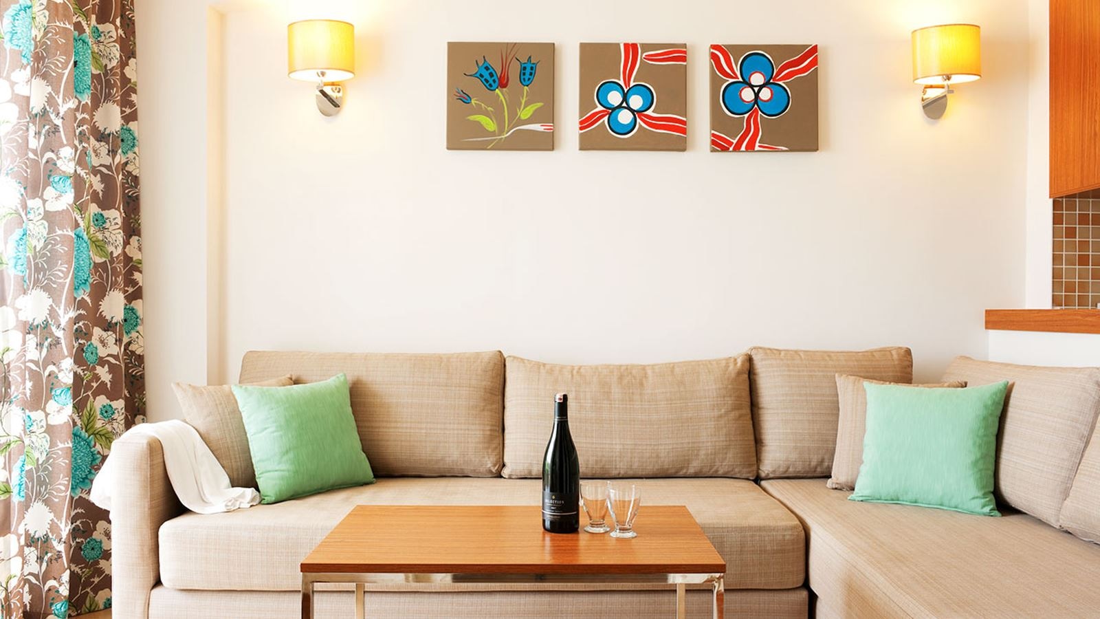 rooms-family-room-pool-view