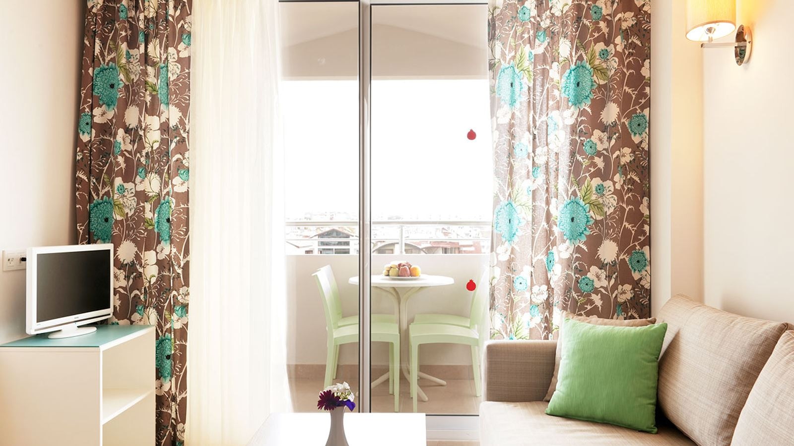 rooms-family-room-pool-view