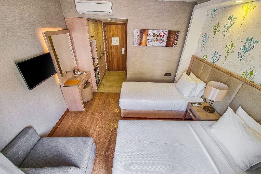 rooms-superior-family-room