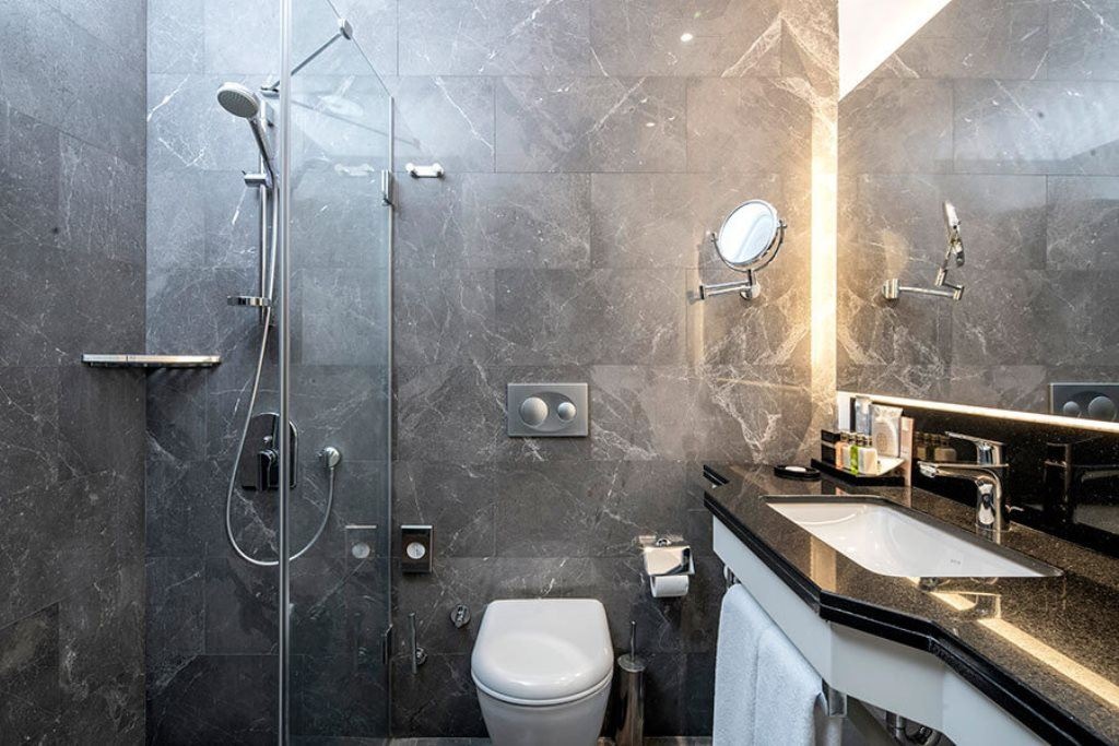 rooms-connected-family-suite-queen-bed-+-sofa