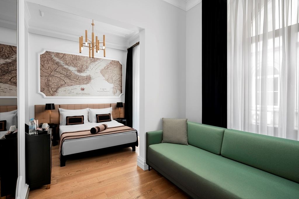 rooms-deluxe-triple-room-queen-bed-+-sofa--twin-+-sofa