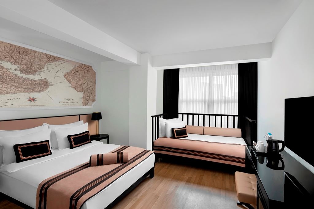 rooms-deluxe-triple-room-queen-bed-+-sofa--twin-+-sofa