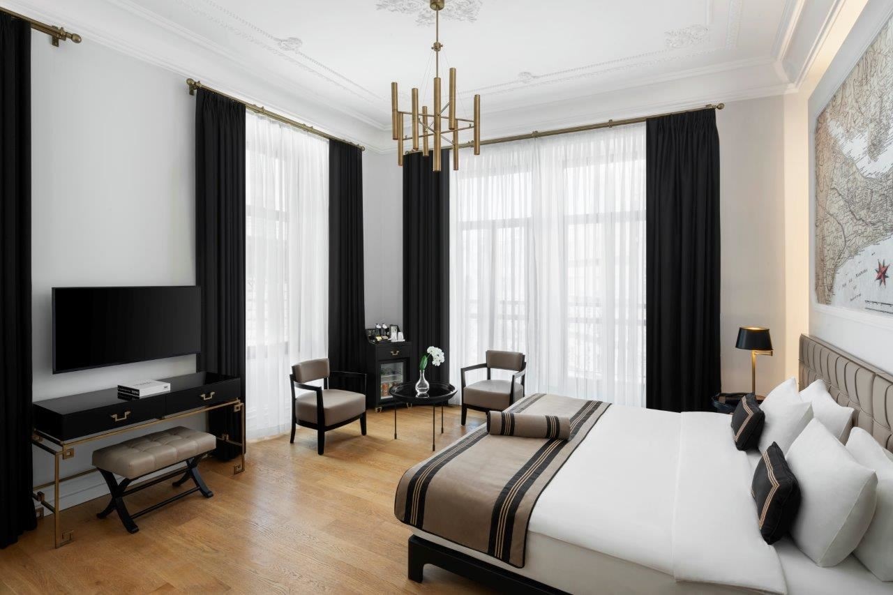 rooms-deluxe-taksim-square-view-double-room-queen-bed