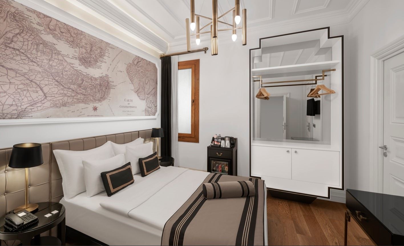 rooms-connected-family-suite-queen-bed-+-sofa
