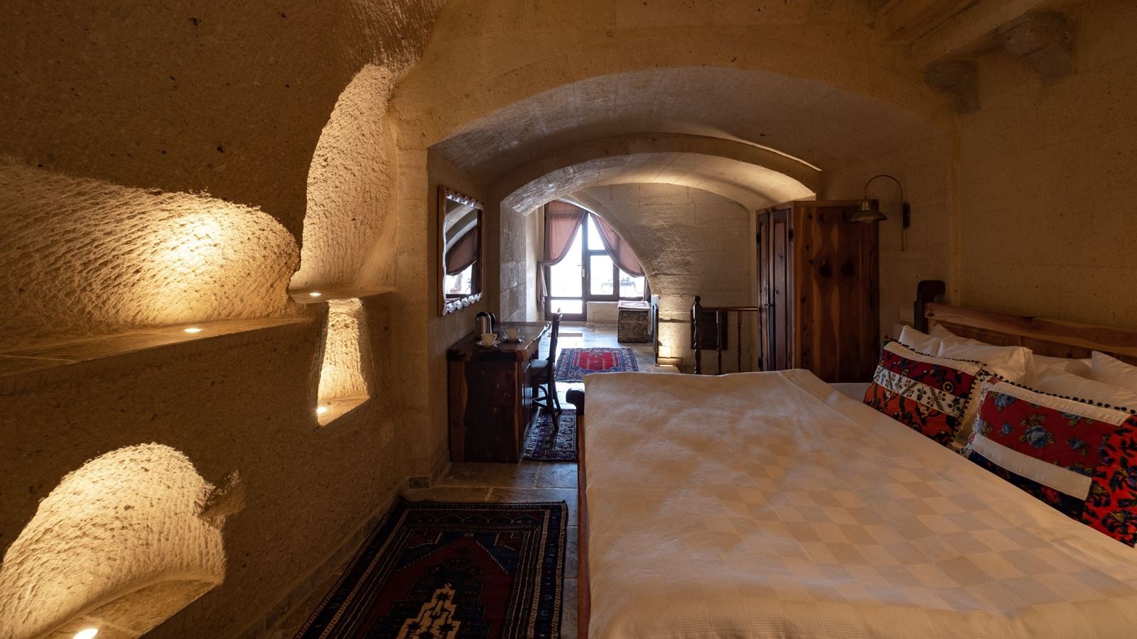 rooms-deluxe-cave-room