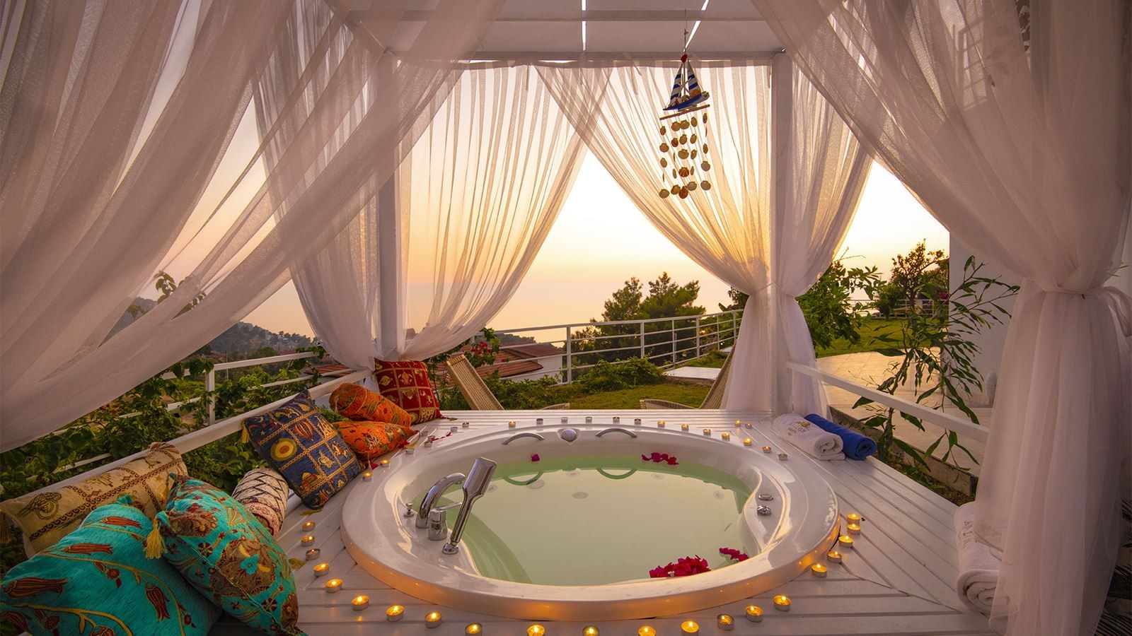 rooms-honeymoon-suite