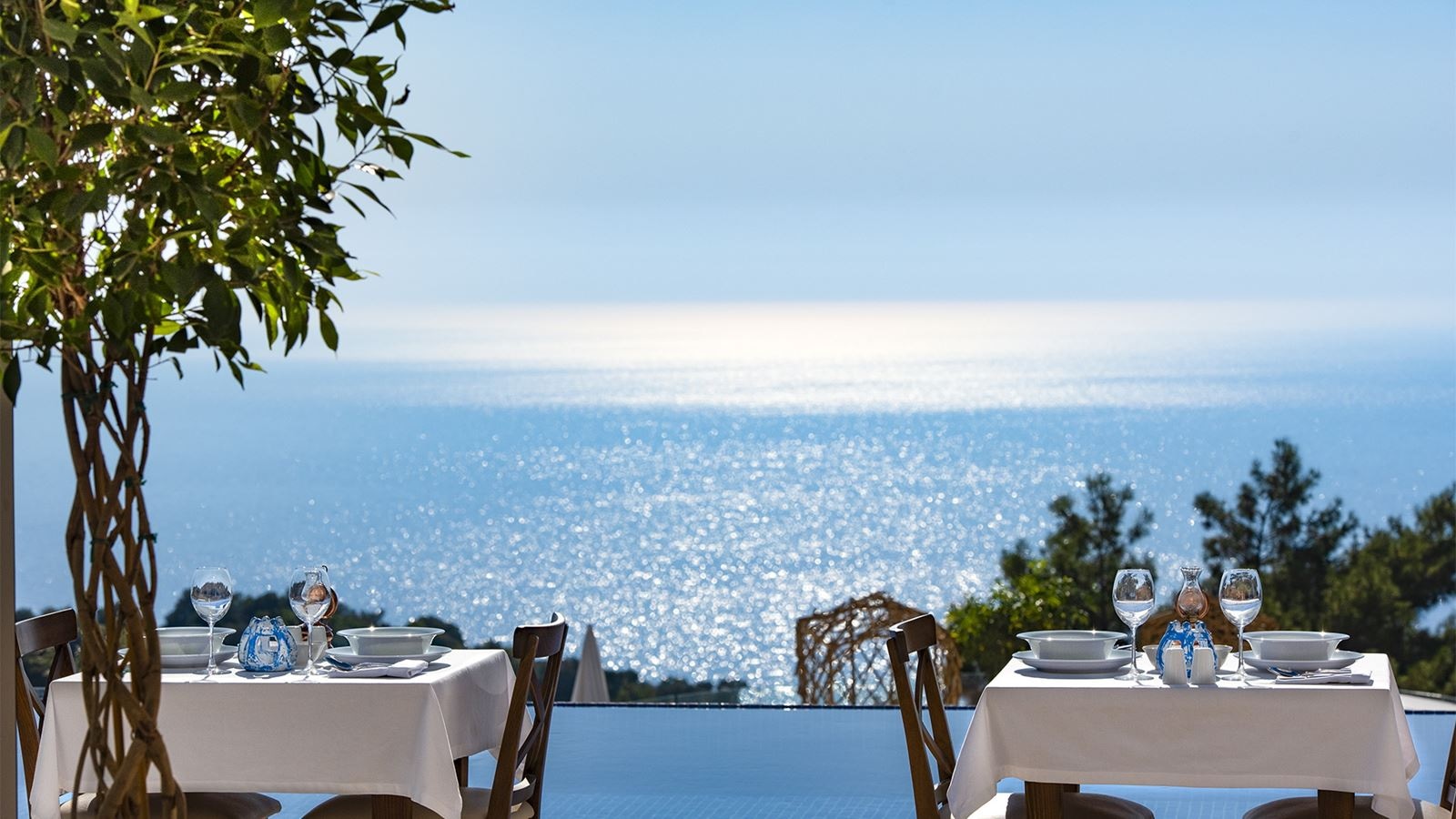 restaurants-at-the-poolside