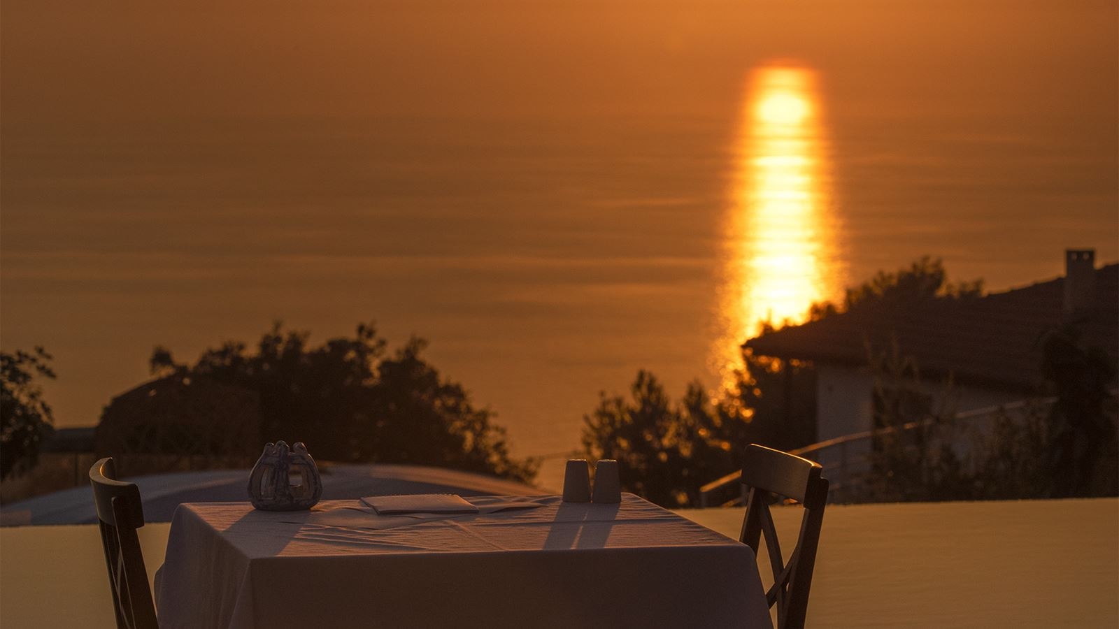 restaurants-at-the-poolside