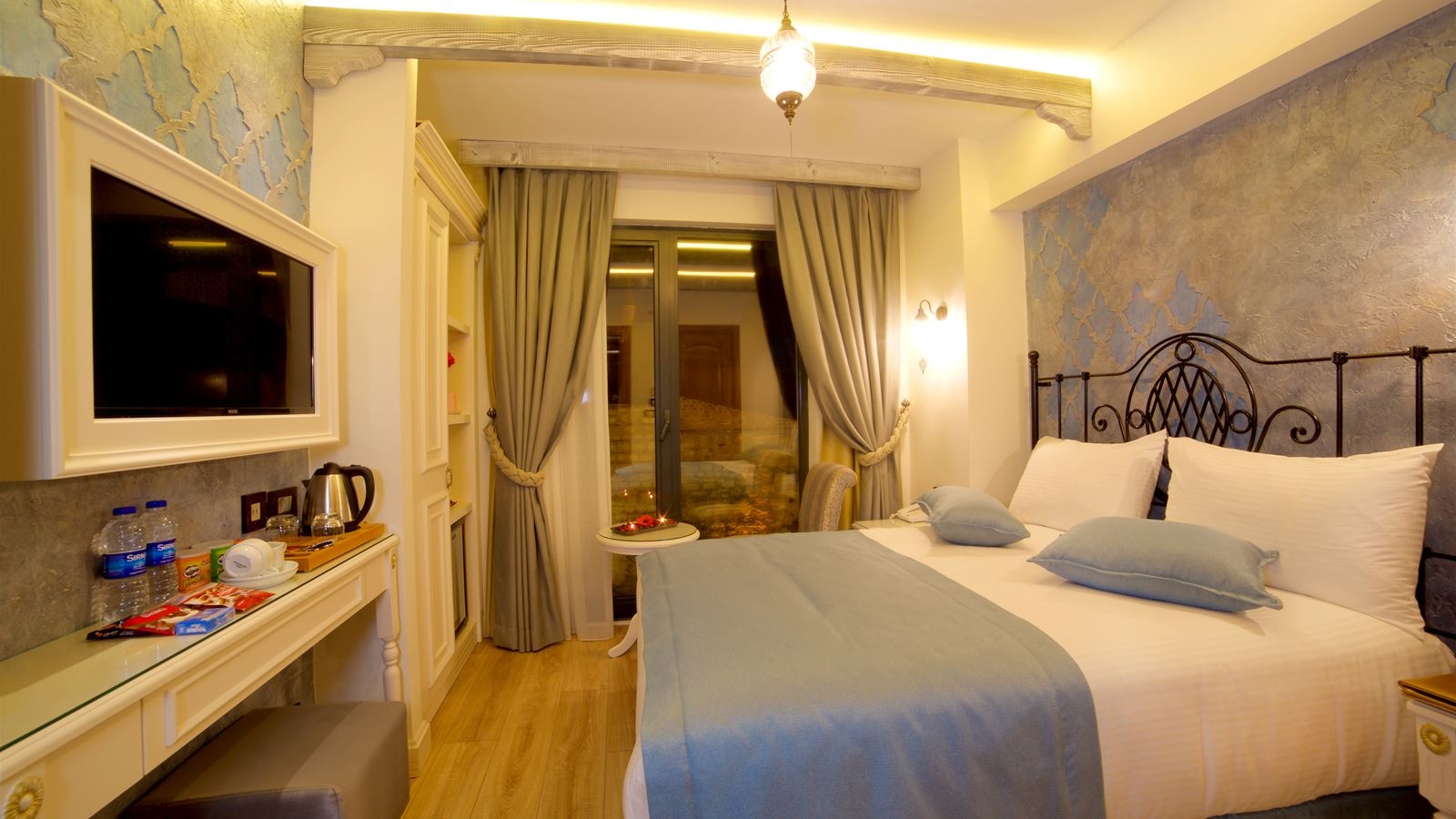 rooms-family-room-with-garden-view