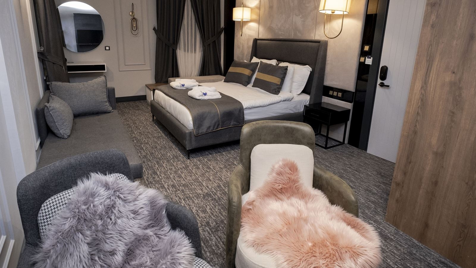 rooms-luxury-suitefireplace-room