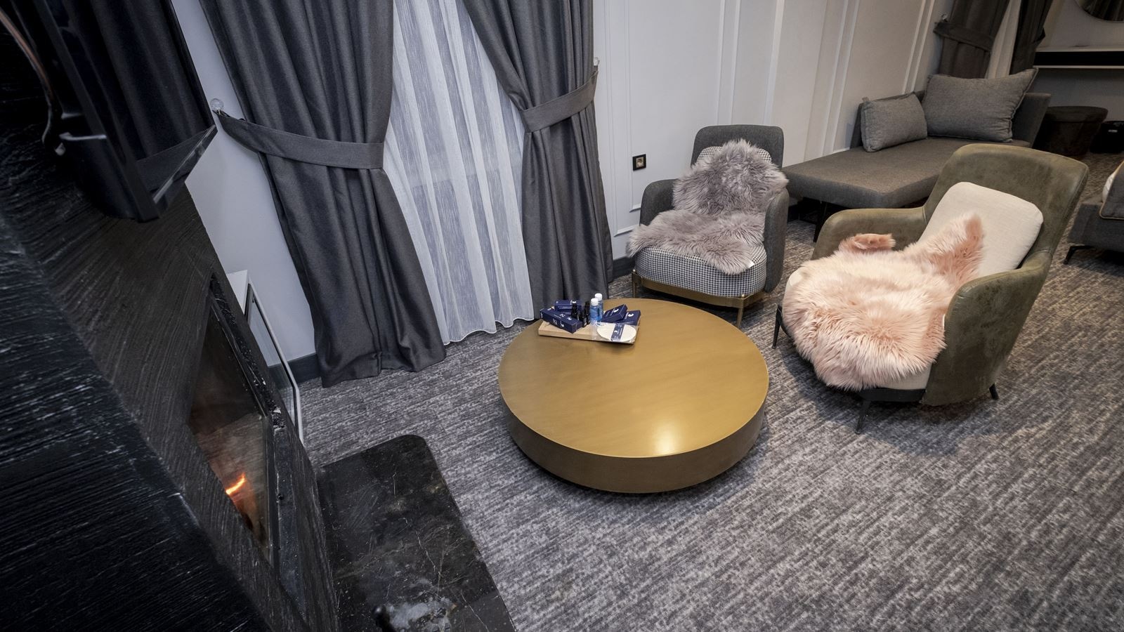 rooms-luxury-suitefireplace-room