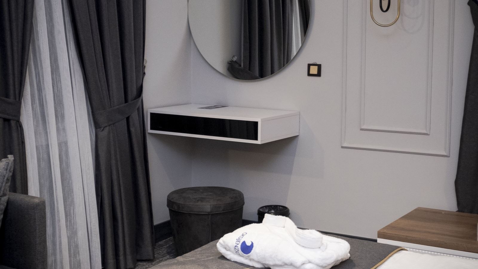 rooms-luxury-suitefireplace-room