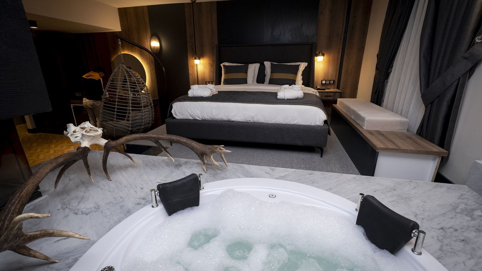 rooms-presidential-suitefireplace-+-jaccuzi-room