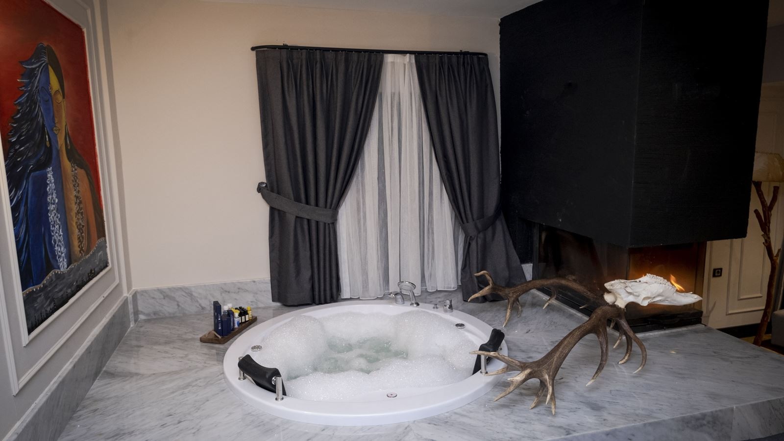 rooms-presidential-suitefireplace-+-jaccuzi-room