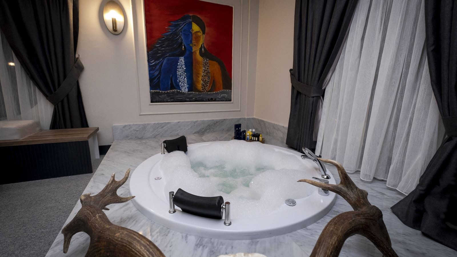 rooms-presidential-suitefireplace-+-jaccuzi-room