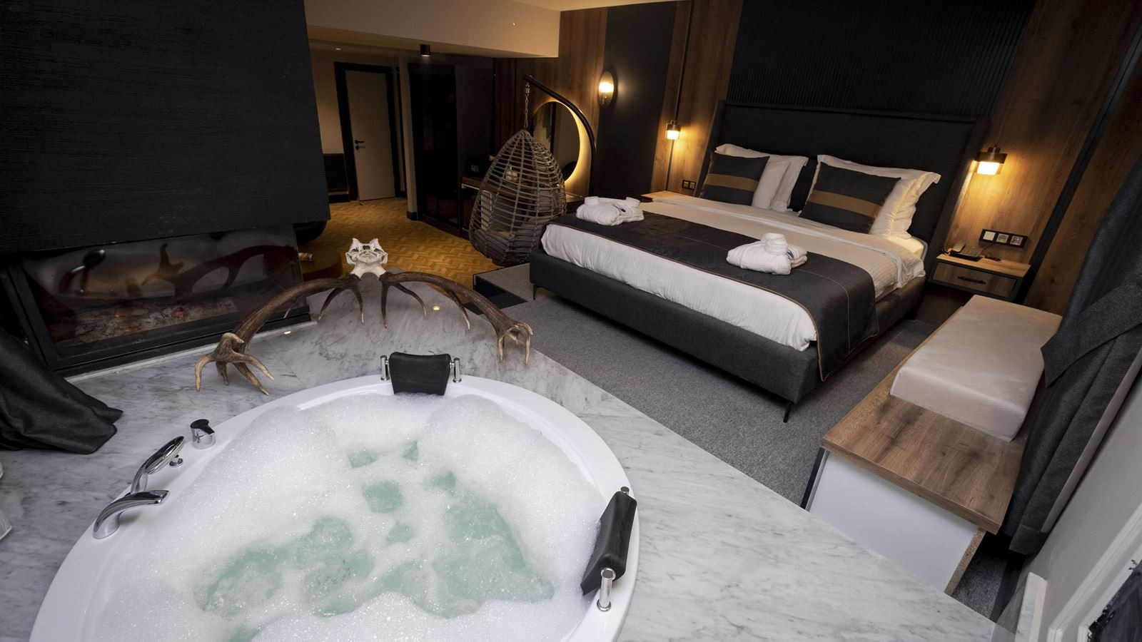 rooms-presidential-suitefireplace-+-jaccuzi-room