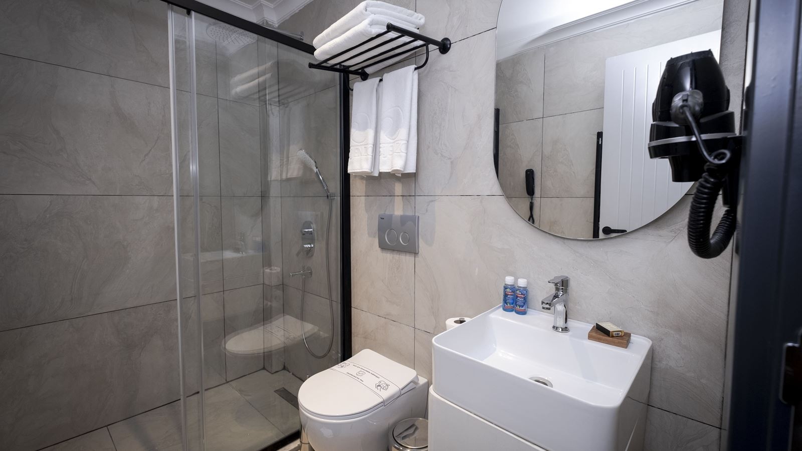 rooms-presidential-suitefireplace-+-jaccuzi-room