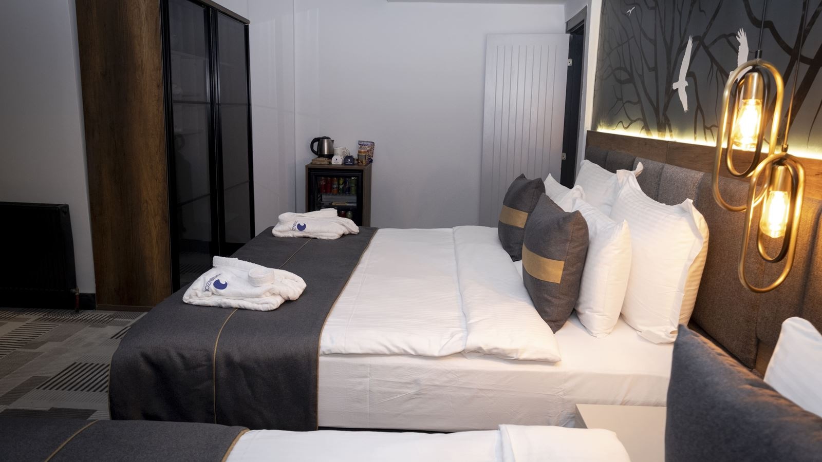 rooms-presidential-suitefireplace-+-jaccuzi-room