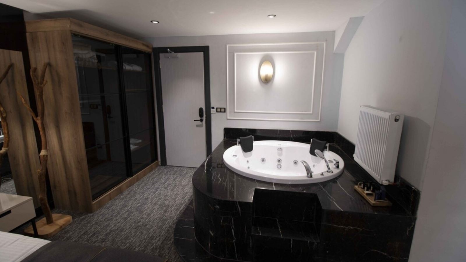 rooms-luxury-suitefireplace-+-jaccuzi-room