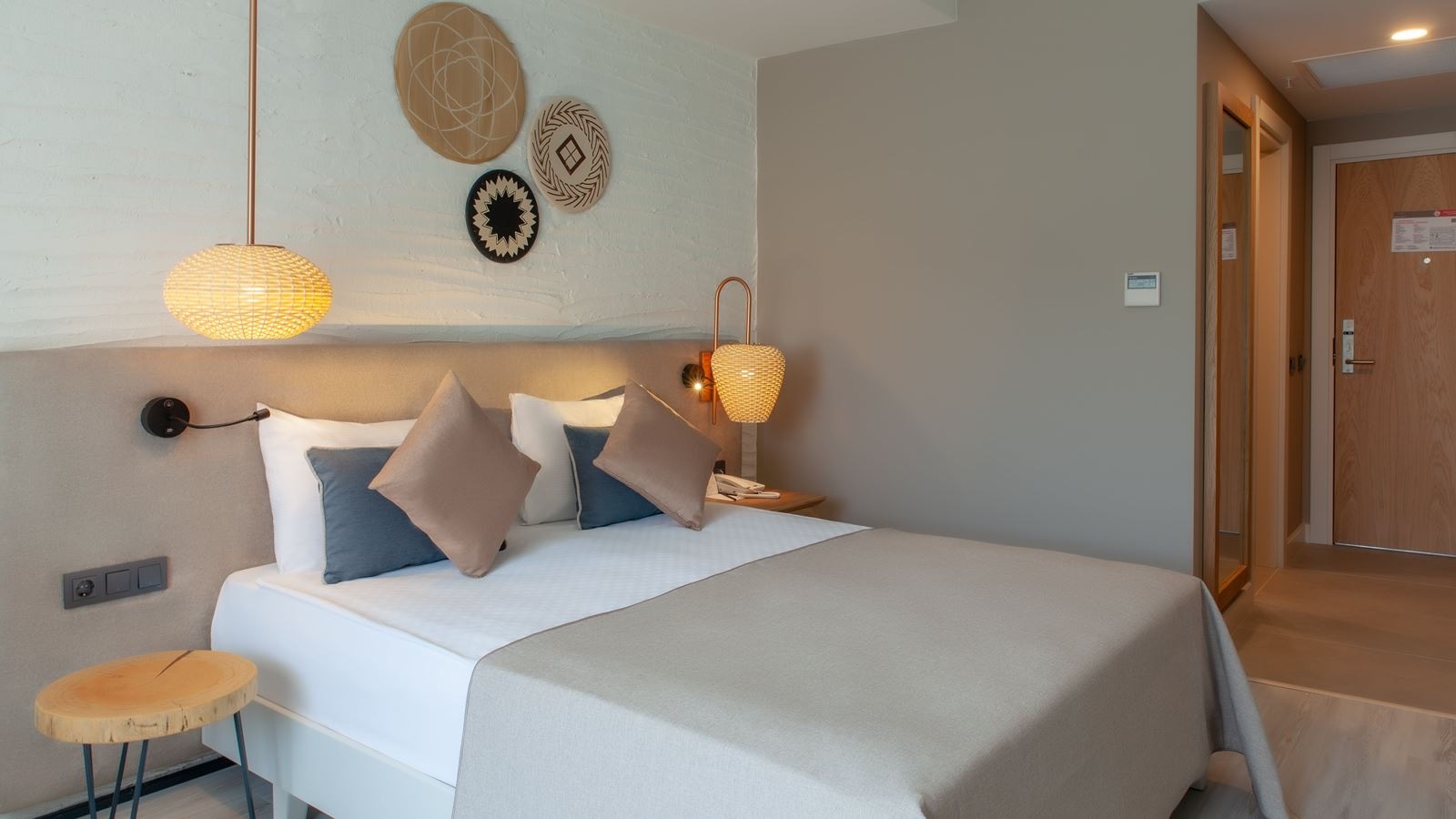 rooms-standard-room-pool-view