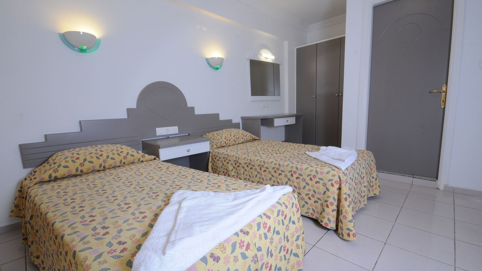 rooms-apartmen-1-bedroom-pool-view