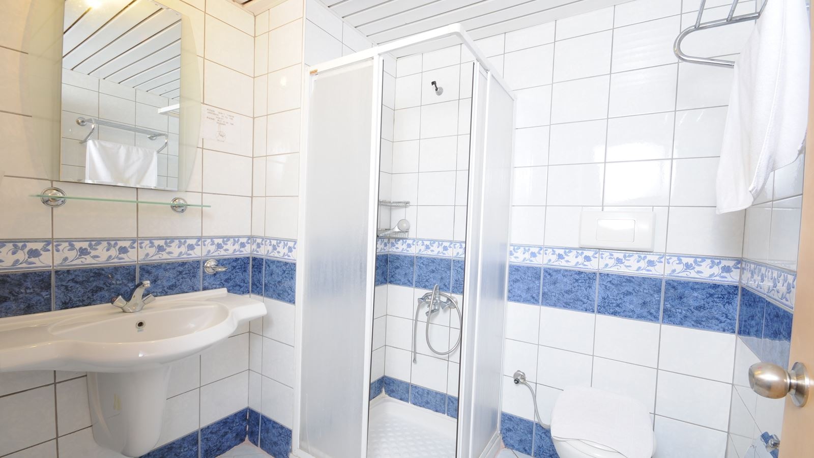 rooms-apartmen-1-bedroom-road-view