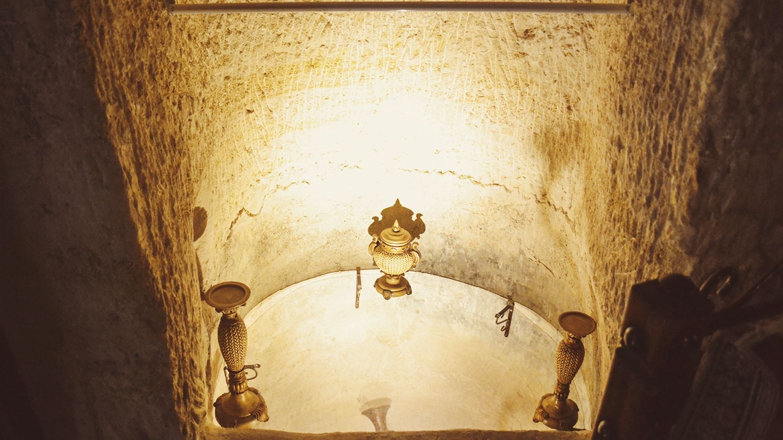 rooms-cave-jacuzzi-room