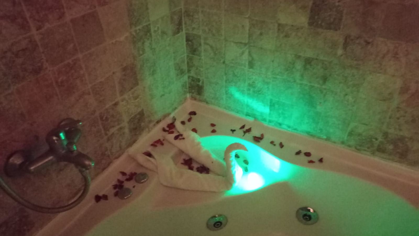 rooms-cave-jacuzzi-room