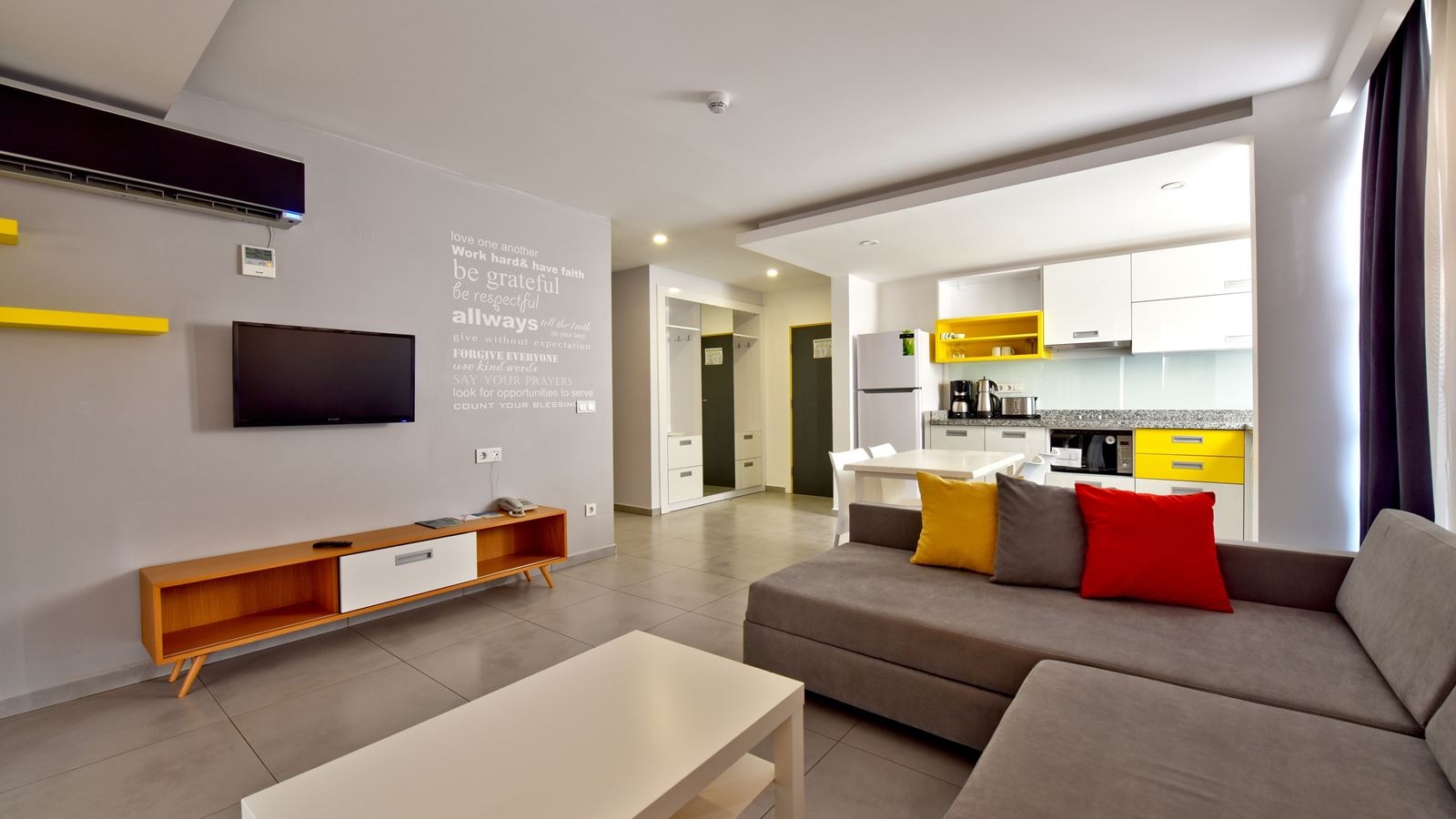 rooms-suit-family-room-with-one-bedroom