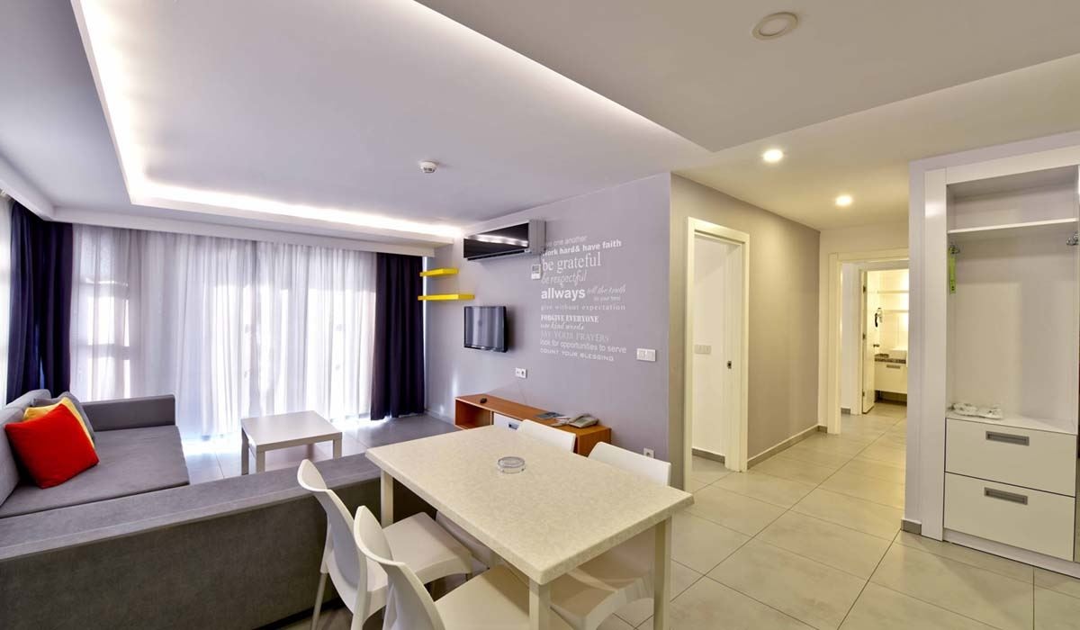 rooms-suit-family-room-with-2-bedroom