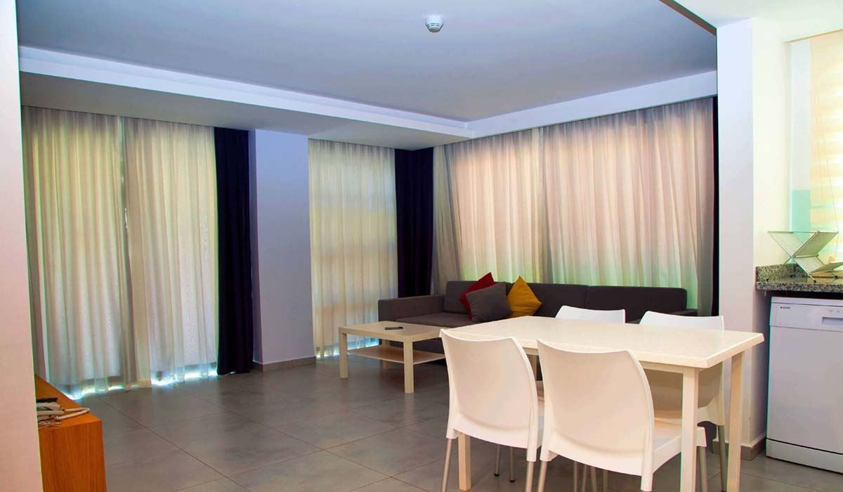 rooms-suit-family-room-with-2-bedroom