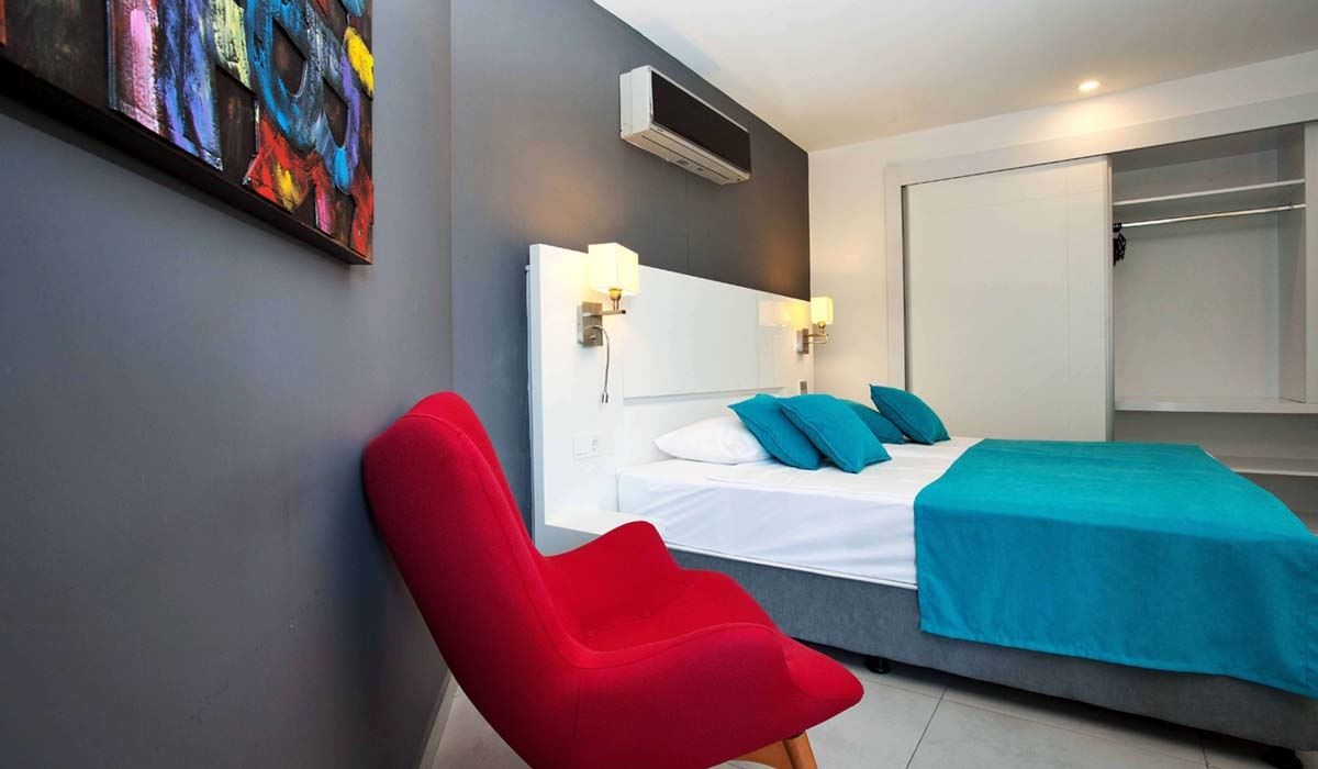 rooms-suit-family-room-with-one-bedroom