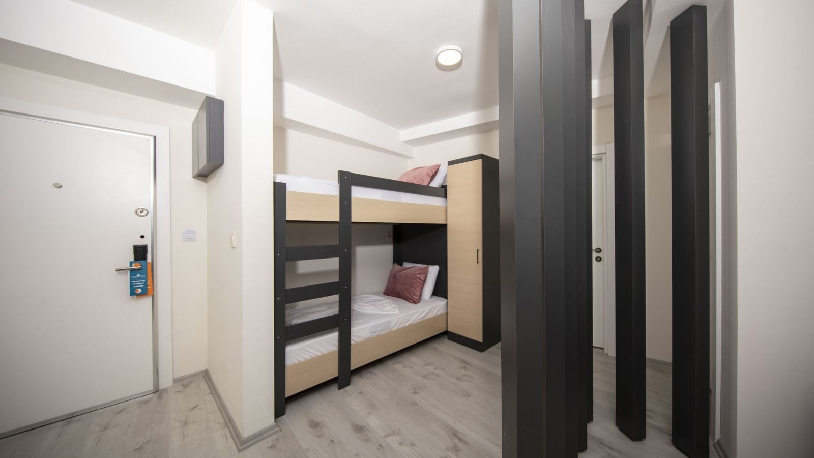 rooms-economy-family-room