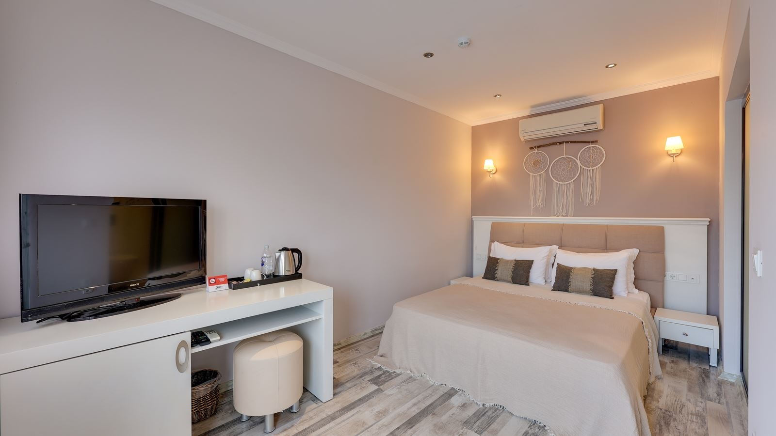 rooms-deluxe-room-land-view