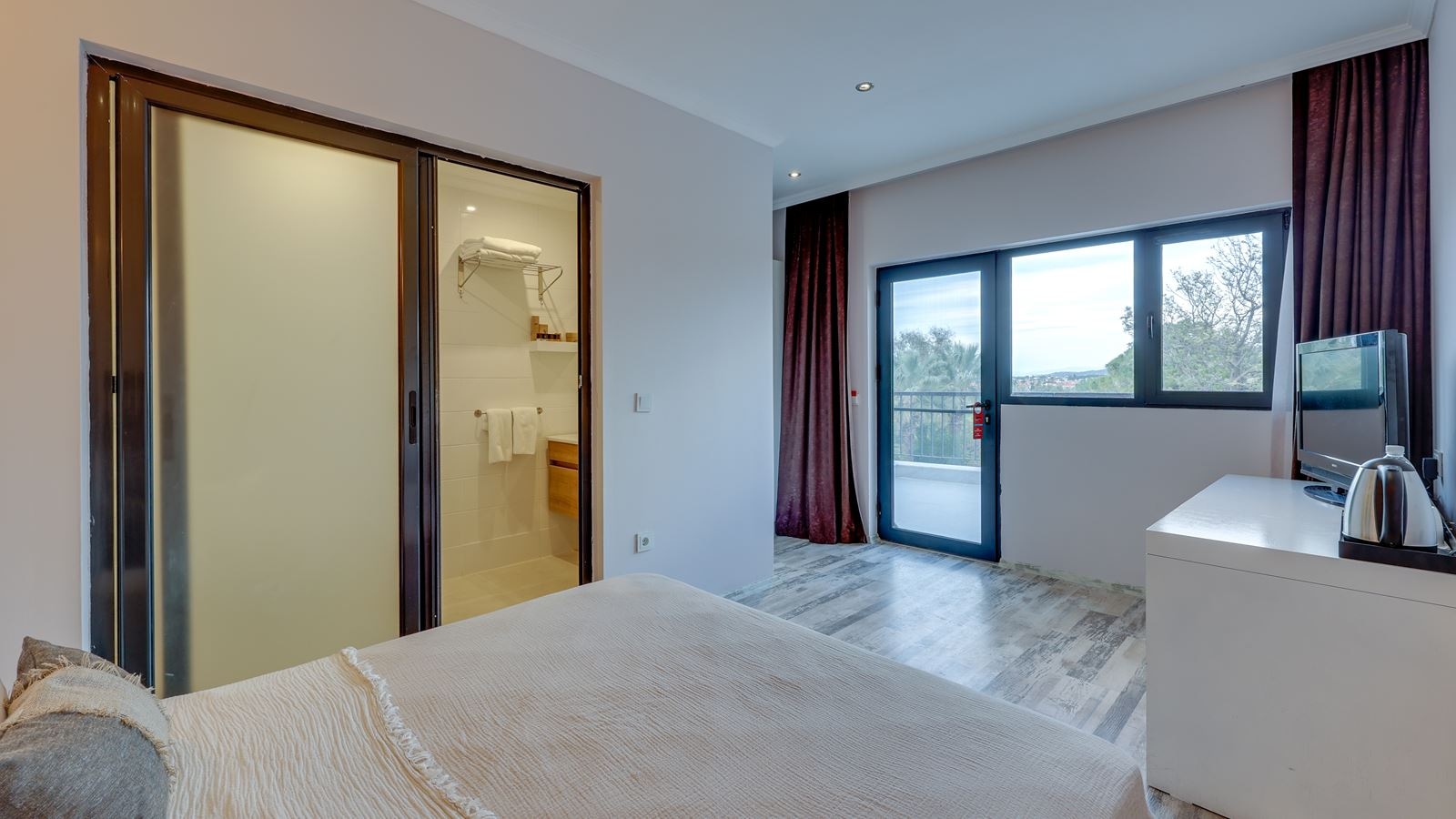 rooms-deluxe-room-land-view