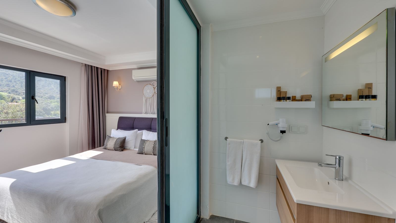 rooms-deluxe-room-pool-view