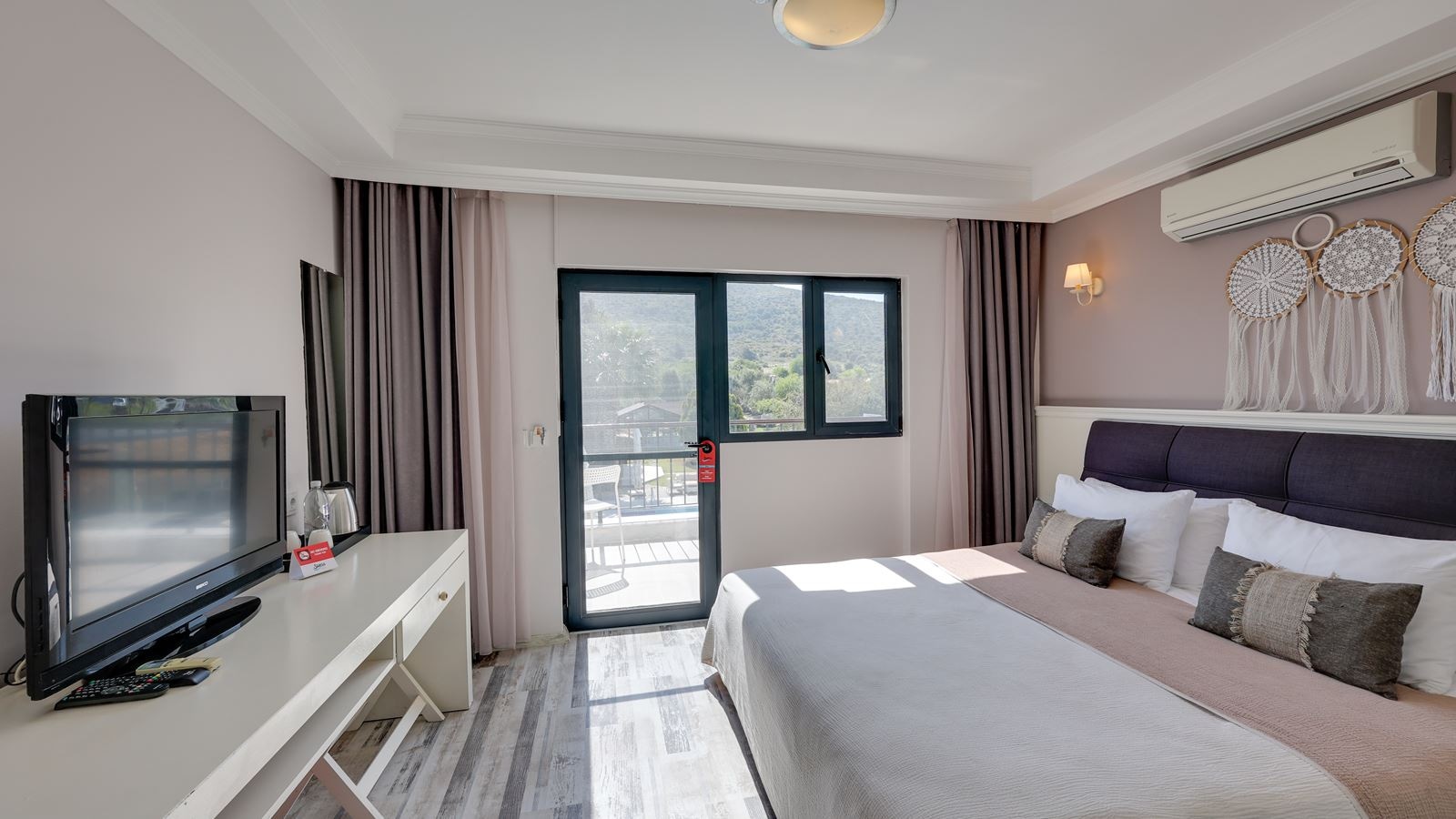 rooms-deluxe-room-pool-view